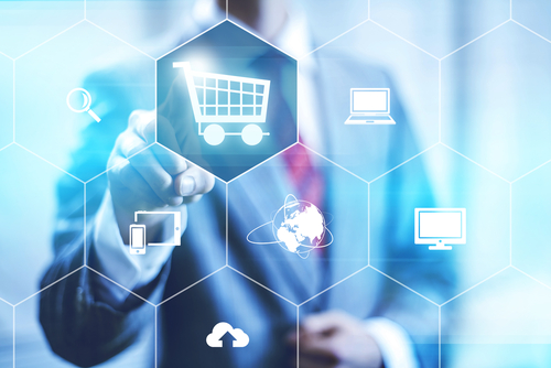 ビジネスマンがショッピングカートのアイコンを押している